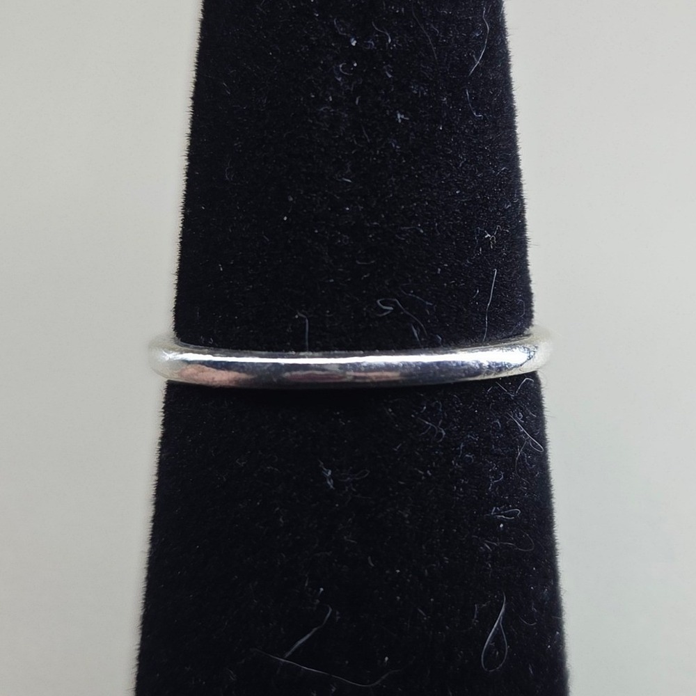 Silver Tone Purple Stone Eternity Band Ring Stackable Minimalist Size 7.5 0377
